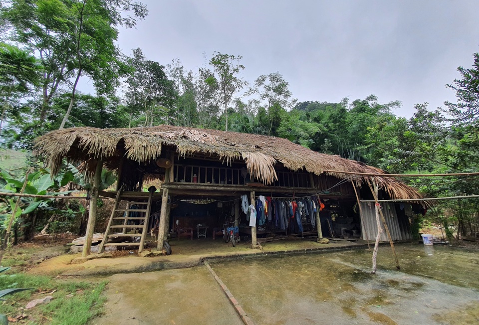 Thương cậu bé trong nhà sàn sắp sập nghỉ học chăm mẹ và người anh khác cha - 4 Thương cậu bé trong nhà sàn sắp sập nghỉ học chăm mẹ và người anh khác cha - 4