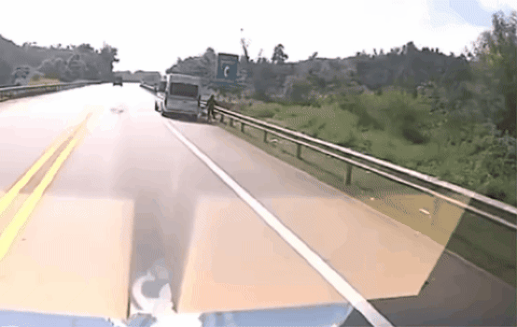 Tài xế bị phạt 13 triệu đồng vì dừng ô tô sai quy định trên cao tốc - 1