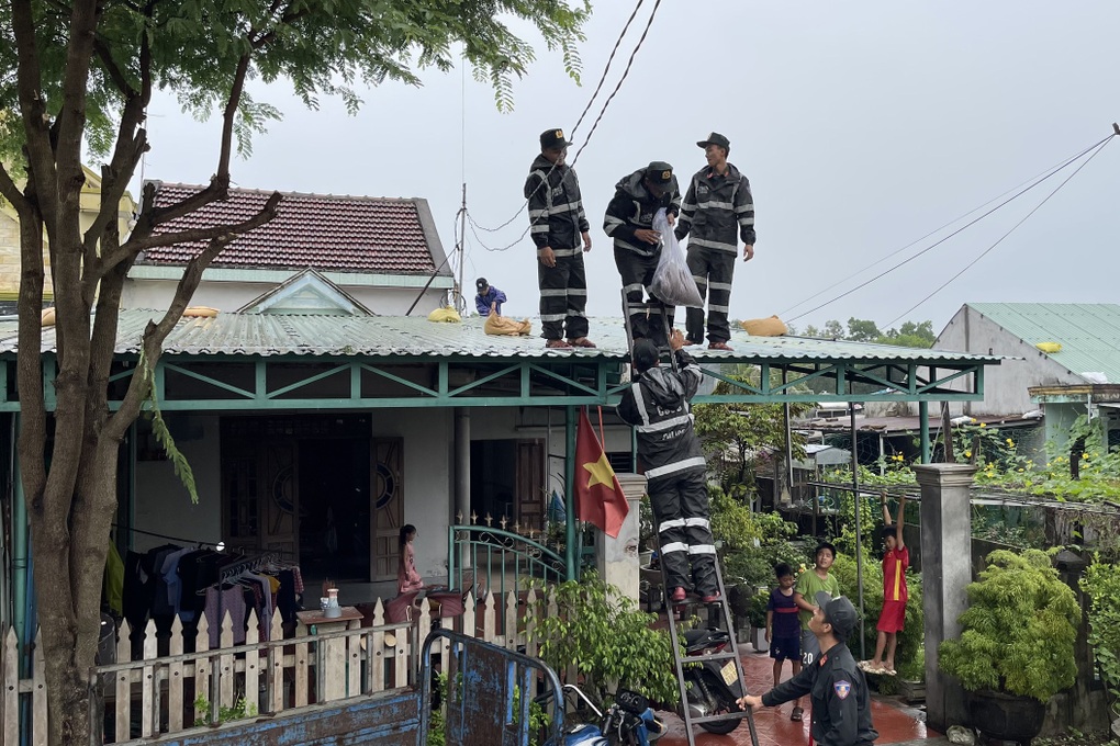 Cảnh sát cơ động, đặc nhiệm, CSGT giúp người dân chống bão - 2 Cảnh sát cơ động, đặc nhiệm, CSGT giúp người dân chống bão - 2
