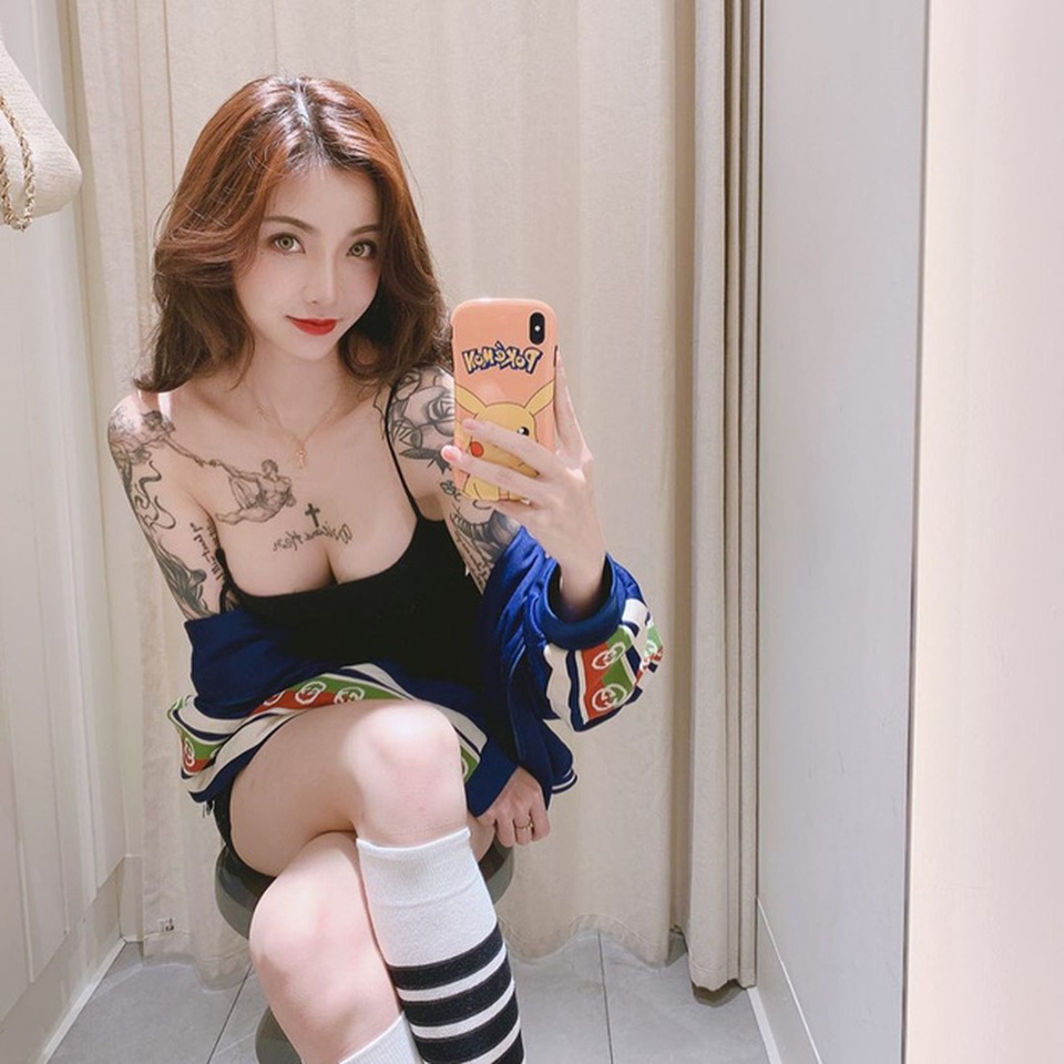 Mê mẩn vóc dáng bốc lửa của hot girl xăm trổ Trung Quốc - 1