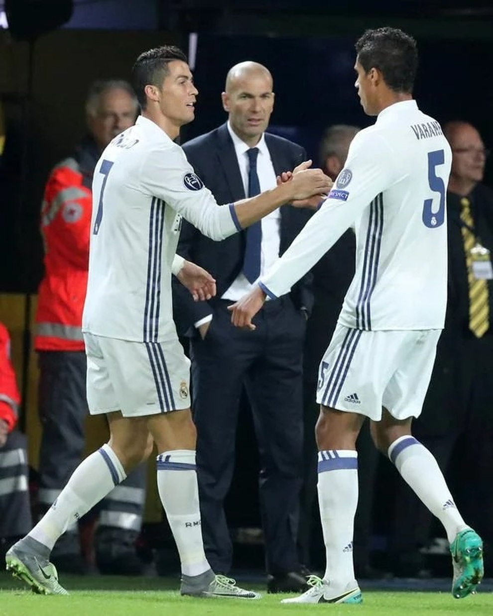 Rộ tin HLV Zidane thay thế Solskjaer tiếp quản ghế nóng ở Man Utd - 2 Rộ tin HLV Zidane thay thế Solskjaer tiếp quản ghế nóng ở Man Utd - 2