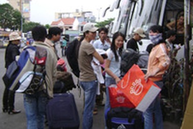 Xe Tết: Giá tăng chóng mặt 