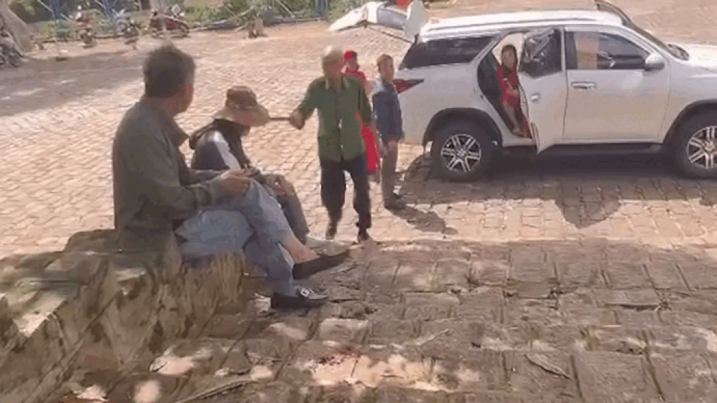 Công an vào cuộc vụ bảo vệ cầm gậy đuổi đánh người bán vé số ở Lâm Đồng - 2 Công an vào cuộc vụ bảo vệ cầm gậy đuổi đánh người bán vé số ở Lâm Đồng - 2
