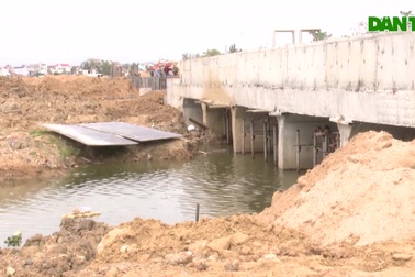 Dân khóc ròng vì liên công trình gây ngập úng cánh đồng, không thể gieo sạ