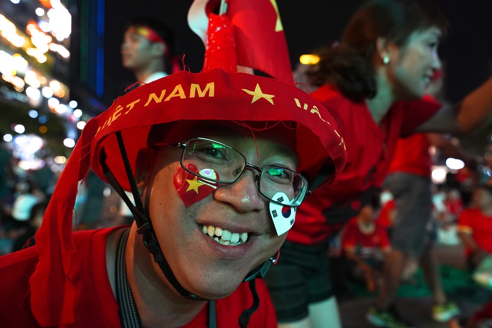 Không khí cổ vũ đội tuyển Việt Nam: Phố đi bộ Nguyễn Huệ đông nghẹt người - 2 Không khí cổ vũ đội tuyển Việt Nam: Phố đi bộ Nguyễn Huệ đông nghẹt người - 2
