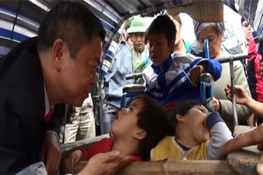 Chủ tịch tỉnh bất ngờ dừng xe chia sẻ với người nghèo bên đường