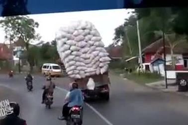 Xe chở quá tải đổ ngay giữa đường