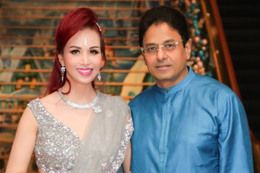 Hoa hậu Diệu Hoa dự lễ hội Diwali cùng chồng và con gái