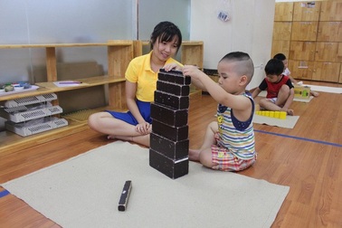 Nghề giữ trẻ vào mùa nhộn nhịp