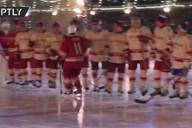 Ông Putin “khoe” tài nghệ khúc côn cầu bên ngoài Điện Kremlin