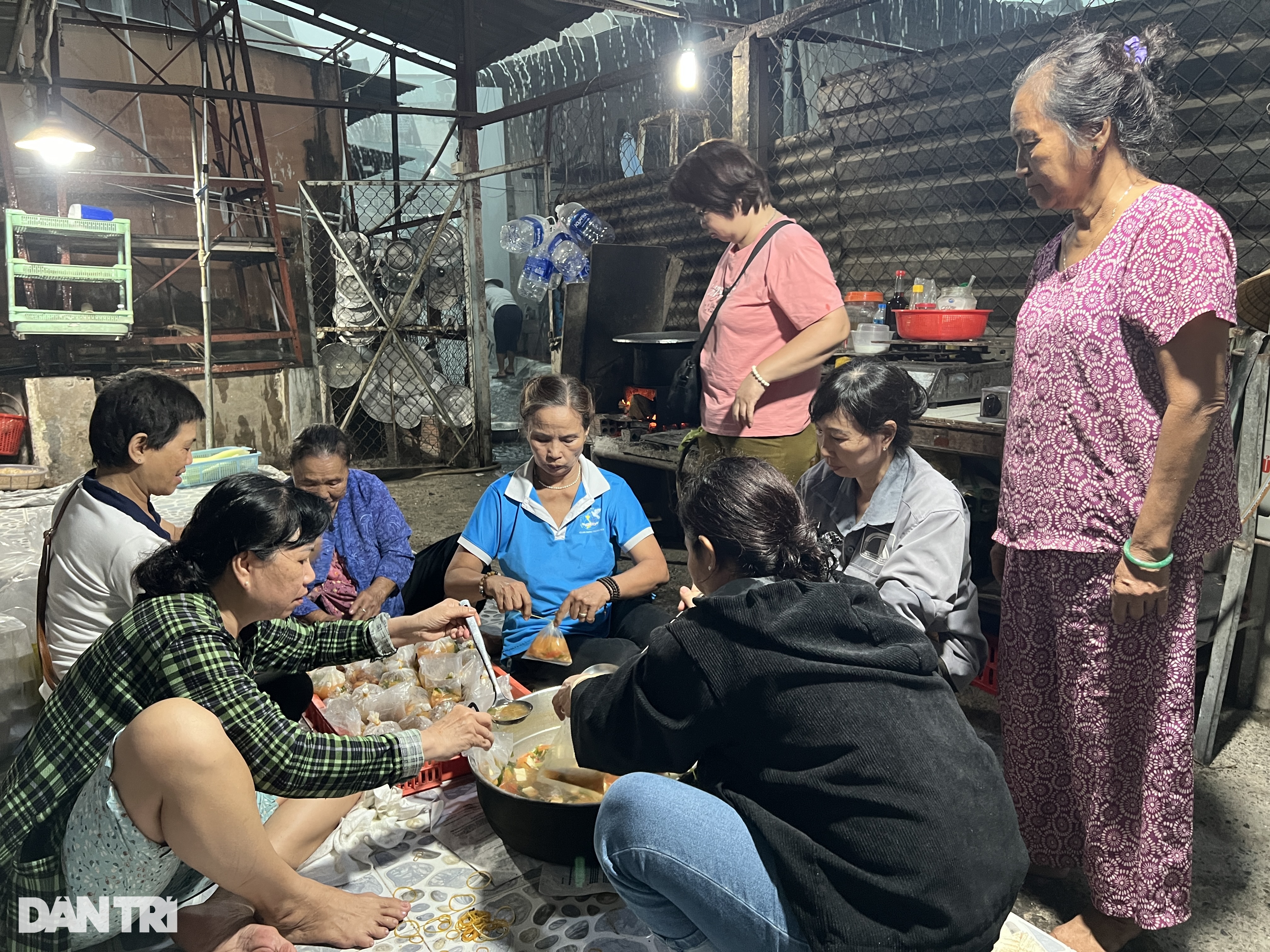 Cụ bà nấu cơm, hỗ trợ chỗ ở cho các nạn nhân vụ cháy nhà trọ ở TP Thủ Đức - 1 Cụ bà nấu cơm, hỗ trợ chỗ ở cho các nạn nhân vụ cháy nhà trọ ở TP Thủ Đức - 1