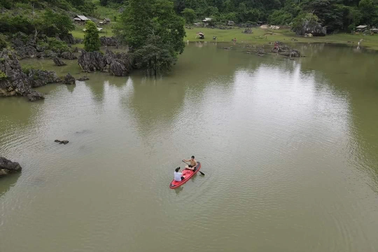 Điểm du lịch Hang Táu nước ngập như sông, du khách chèo thuyền đi bắt cá