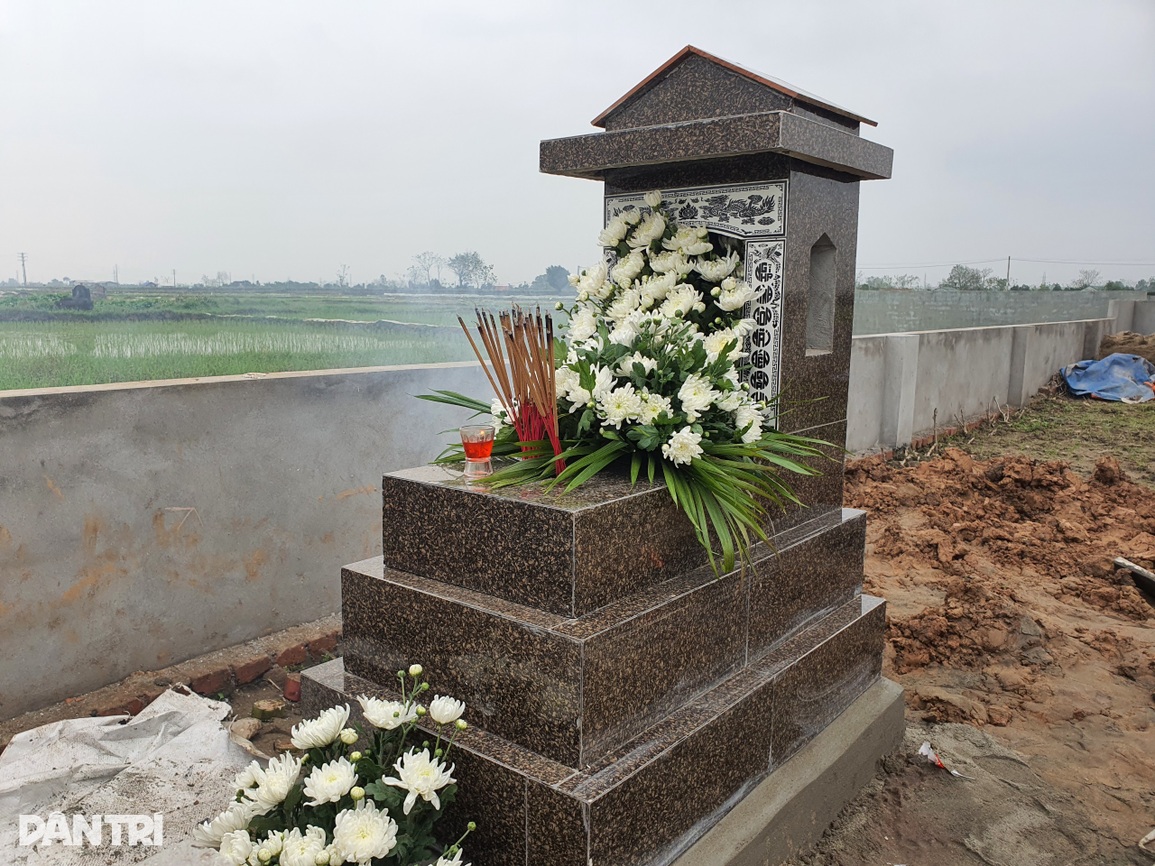 Hàng xóm chung tay xây mộ cho cháu bé 3 tuổi bị đóng đinh vào đầu - 2 Hàng xóm chung tay xây mộ cho cháu bé 3 tuổi bị đóng đinh vào đầu - 2