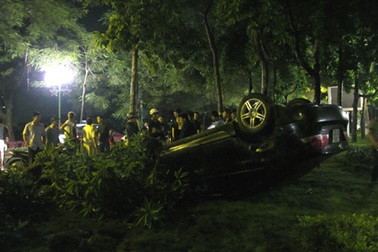 Hà Nội: Xế hộp “chổng vó” trên đường Thanh Niên