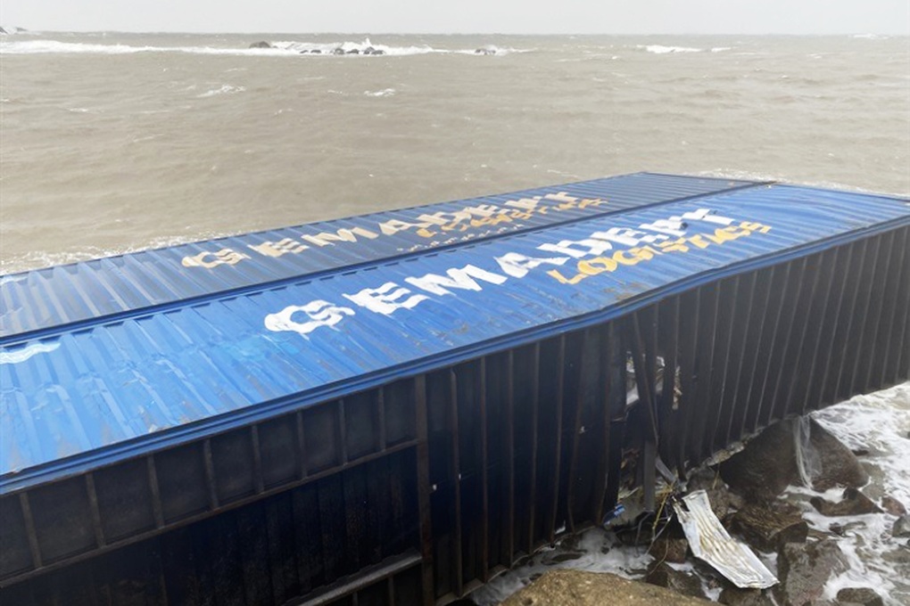 Hai container vỡ chứa đầy hàng dạt vào bờ biển Quảng Ngãi - 1 Hai container vỡ chứa đầy hàng dạt vào bờ biển Quảng Ngãi - 1
