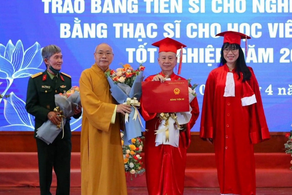 Hai trường lên tiếng về bằng đại học của ông Vương Tấn Việt - 1