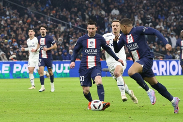 Messi chạm cột mốc ghi bàn khủng của Ronaldo