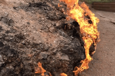 “Hỏa Diệm Sơn” bốc cháy không ngừng nghỉ suốt 4000 năm bất chấp mưa tuyết