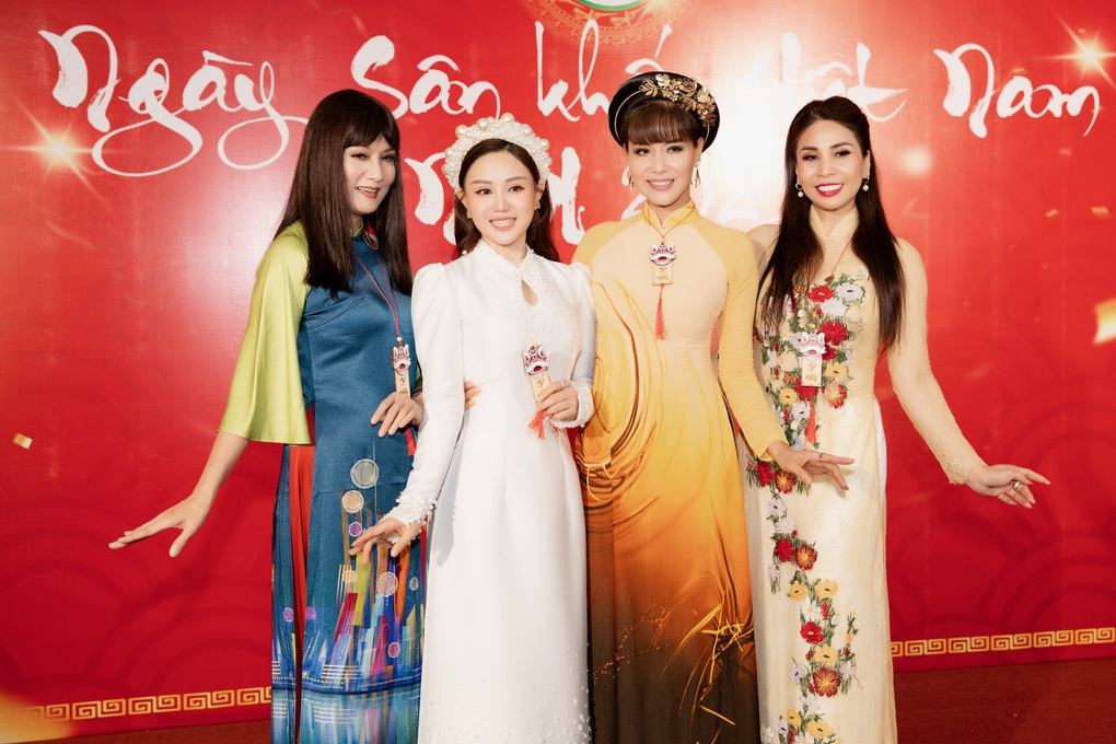 Ca sĩ Vy Oanh xinh đẹp rạng rỡ, được chồng hộ tống đi cúng Tổ - 8 Ca sĩ Vy Oanh xinh đẹp rạng rỡ, được chồng hộ tống đi cúng Tổ - 8