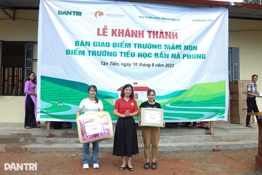 Khánh thành điểm trường Dân trí, chắp cánh ước mơ học sinh bản Nà Phung - 8 Khánh thành điểm trường Dân trí, chắp cánh ước mơ học sinh bản Nà Phung - 8