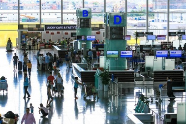 Ra tận cửa máy bay đón lõng vị khách "cầm nhầm" điện thoại iPhone