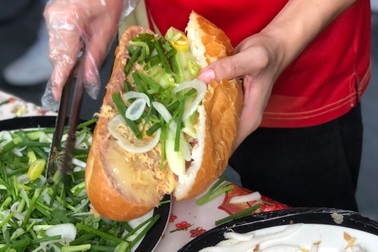 Thông tin mới vụ 37 người nhập viện sau ăn bánh mì trên đường đi Đầm Sen