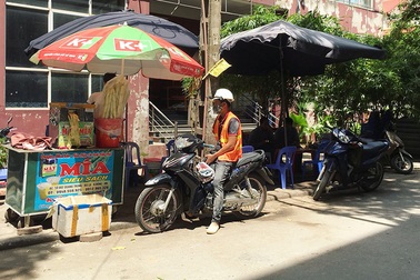 Hà Nội: Hàng nước mía vỉa hè ngày bán 200 lít, mỏi tay đếm tiền