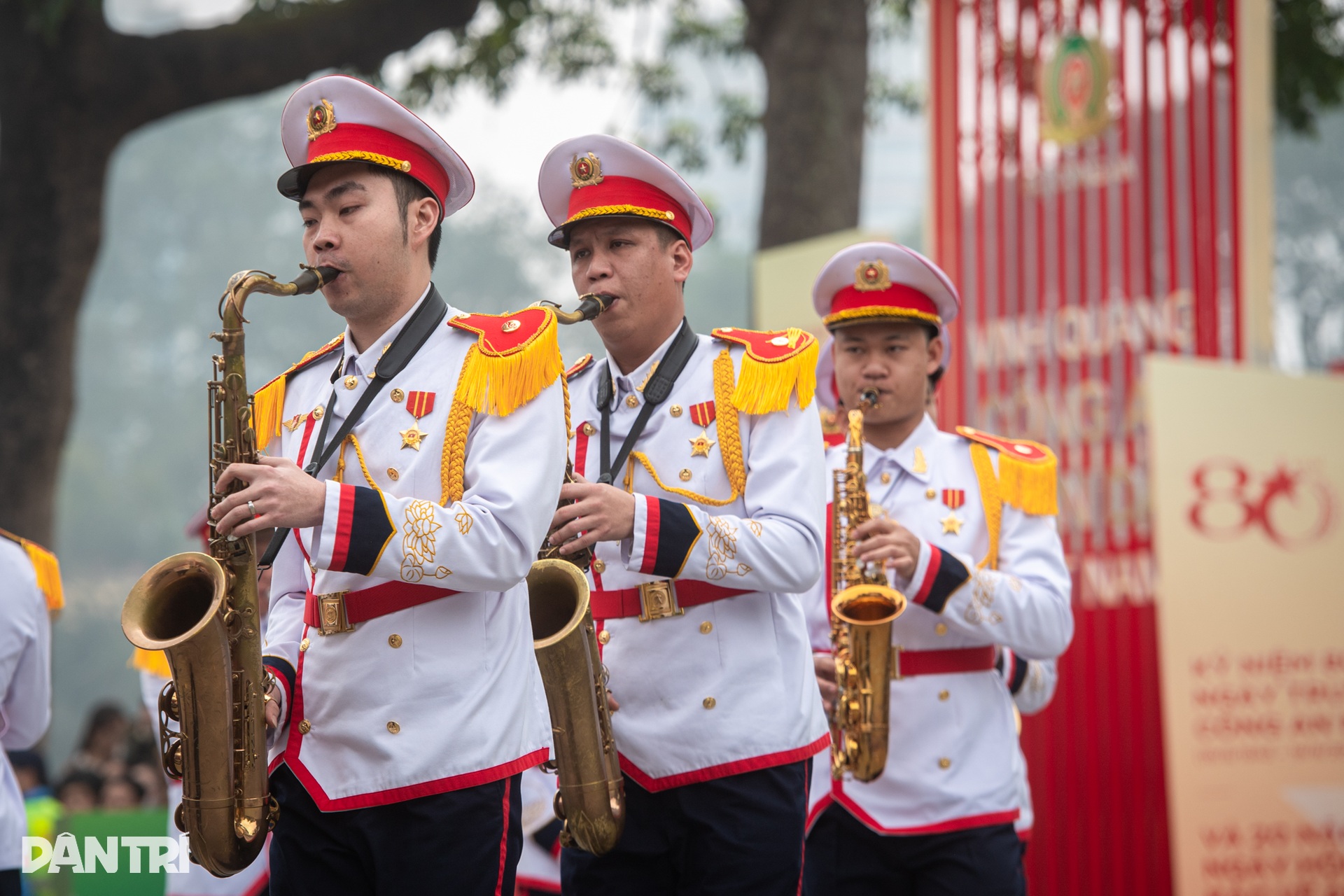 Cảnh sát biểu diễn khí công, đập vỡ đá tảng 100kg đè trên ngực - 12 Cảnh sát biểu diễn khí công, đập vỡ đá tảng 100kg đè trên ngực - 12