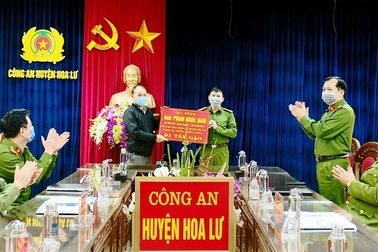 Hai người dân ủng hộ hơn 2 tấn gạo chống dịch