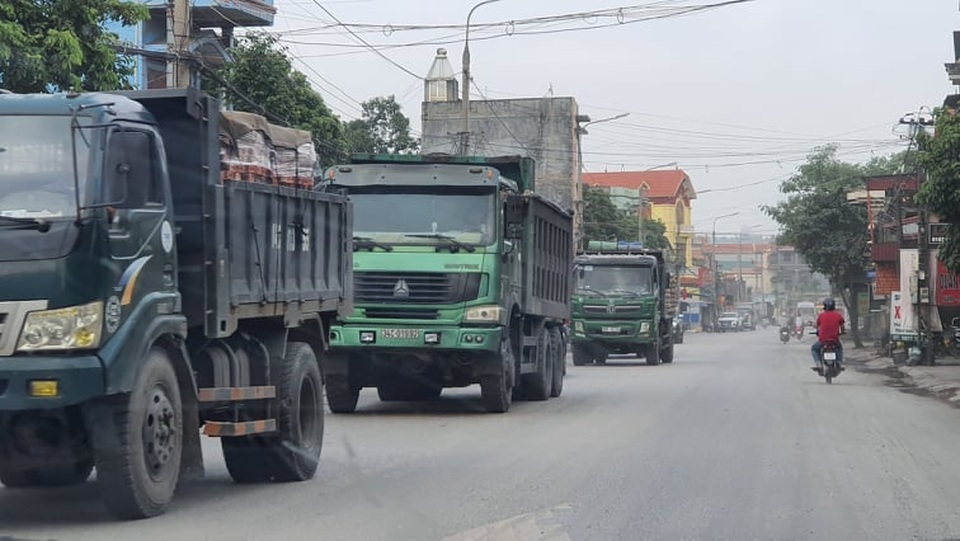 CSGT lập chốt, những đoàn xe dấu hiệu quá tải bất ngờ biến mất - 1 CSGT lập chốt, những đoàn xe dấu hiệu quá tải bất ngờ biến mất - 1
