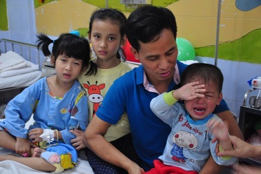 Xót xa 4 bố con cùng nằm viện vì mắc bệnh tim