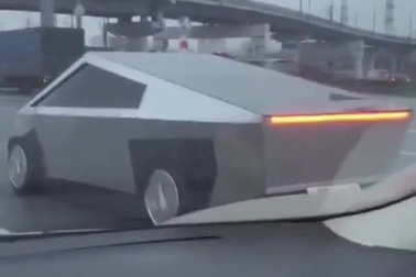 Xe nhái Tesla Cybertruck lăn bánh trên đường phố Nga
