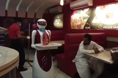 Các nhân viên phục vụ bàn có bị mất việc nếu chú robot này về Việt Nam?