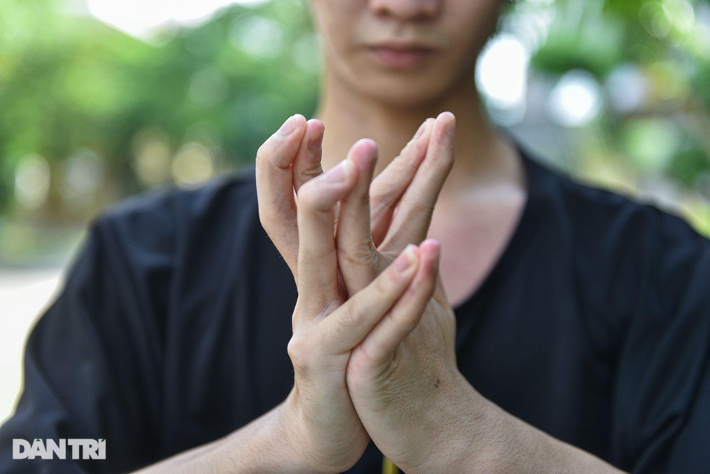 Dị nhân không xương ở Hà Nội, mất vài giây lật ngược cổ, vai - 4 Dị nhân không xương ở Hà Nội, mất vài giây lật ngược cổ, vai - 4