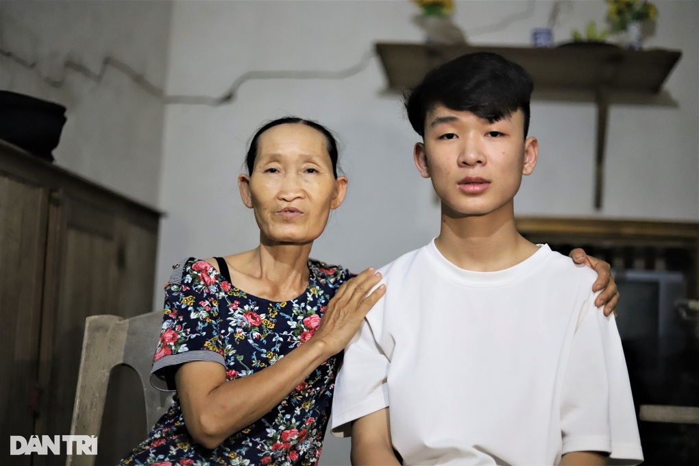 Người mẹ dị tật nhặt ve chai, lo lắng vì không đủ tiền chữa bệnh cho con - 1 Người mẹ dị tật nhặt ve chai, lo lắng vì không đủ tiền chữa bệnh cho con - 1