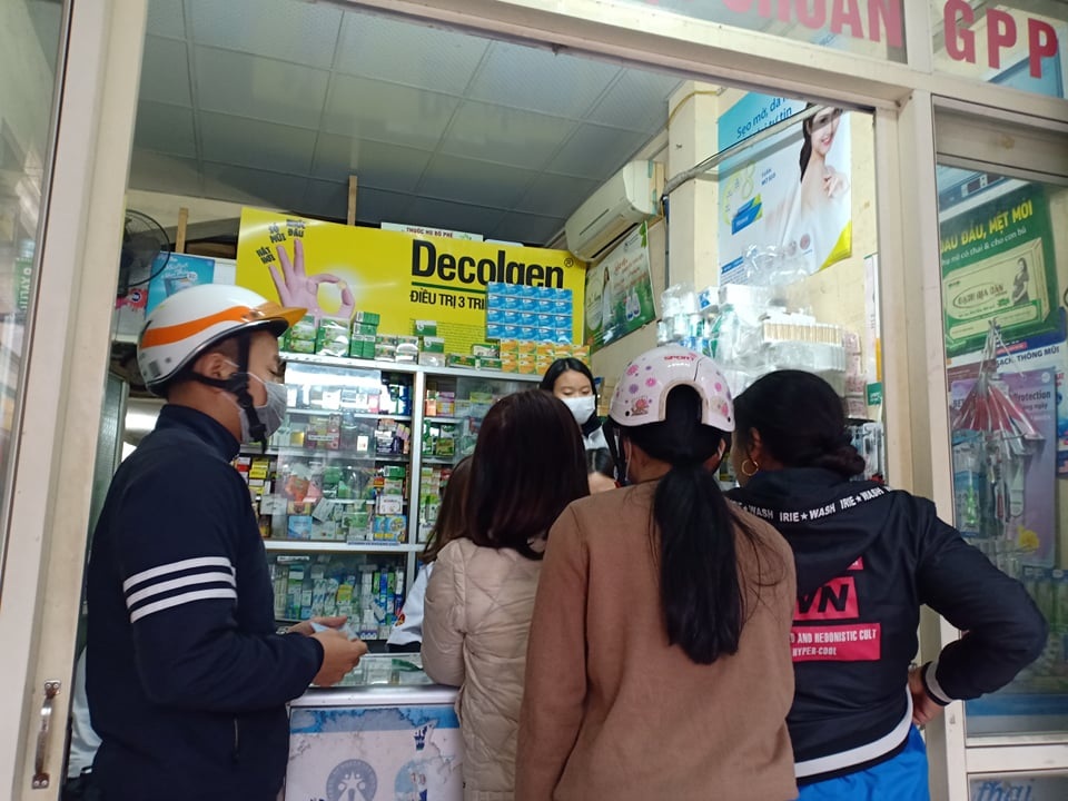 Khẩu trang loạn giá vẫn cháy hàng, ngày bán 2.000 hộp vẫn không đủ cung ứng - 8 Khẩu trang loạn giá vẫn cháy hàng, ngày bán 2.000 hộp vẫn không đủ cung ứng - 8