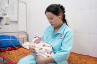 Bé gái sơ sinh mắc dị tật tắc tá tràng hiếm gặp