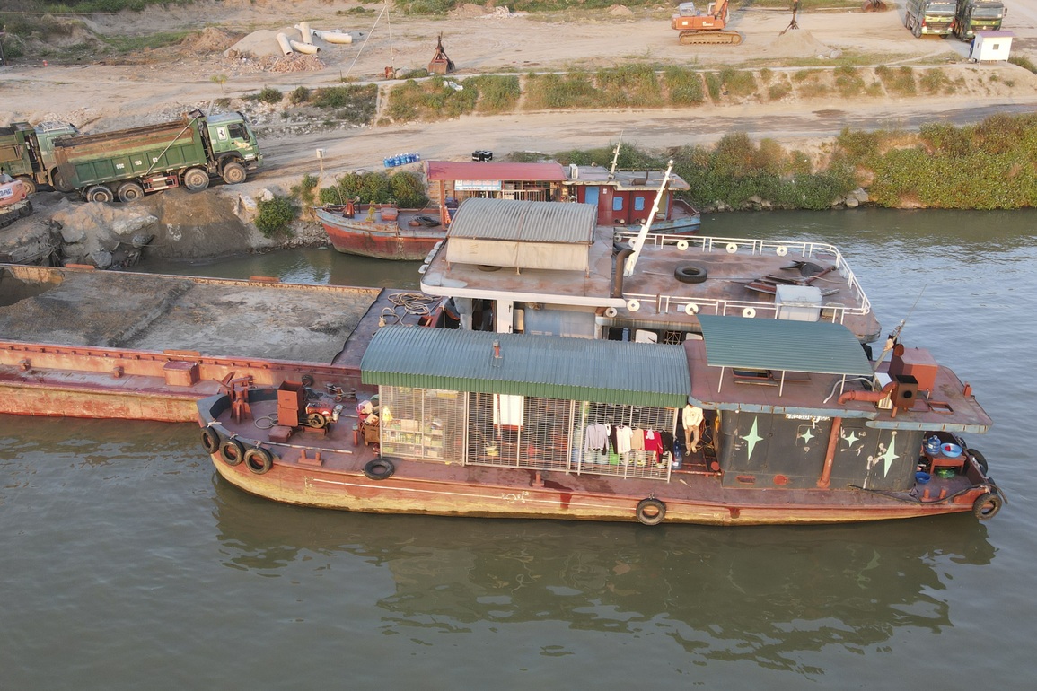 Vụ tàu không số buôn dầu trên sông Đuống: UBND tỉnh Bắc Ninh chỉ đạo khẩn - 2 Vụ tàu không số buôn dầu trên sông Đuống: UBND tỉnh Bắc Ninh chỉ đạo khẩn - 2