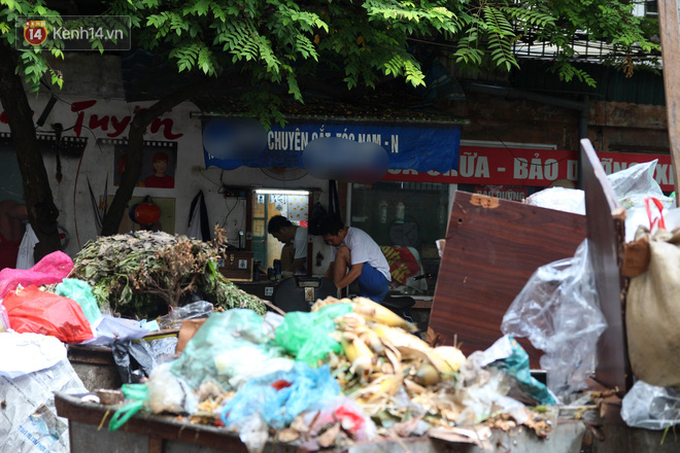 Ảnh: Đường phố Hà Nội ngập trong biển rác, nhiều người dân phải di tản vì phát ốm với mùi hôi thối - Ảnh 18.