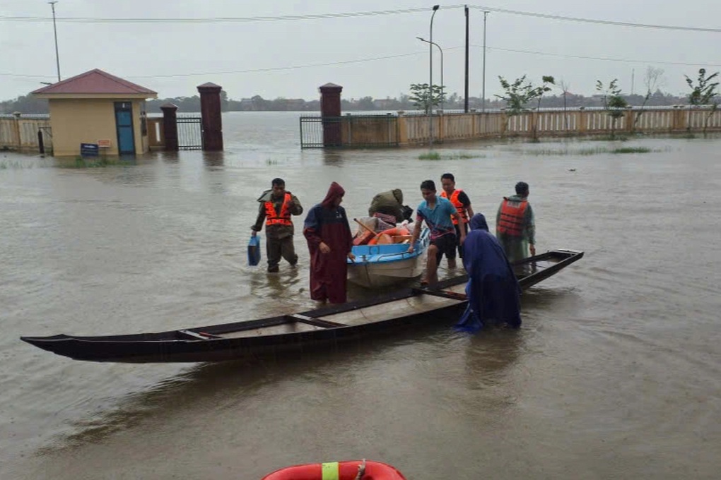 Đò chở đoàn đi cứu trợ bị chìm, 6 người rơi xuống vùng nước sâu - 1 Đò chở đoàn đi cứu trợ bị chìm, 6 người rơi xuống vùng nước sâu - 1