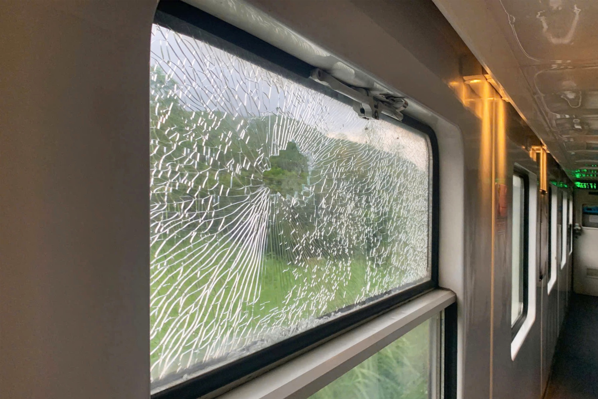 Група студентів кидала каміння та розбивала вікна поїзда - 1 Nhóm học sinh ném đá làm vỡ kính tàu hỏa - 1