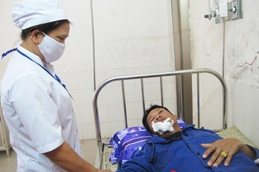 Giàn giáo cao 9m đổ sập, hất 4 công nhân xuống đất