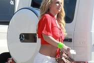 Britney Spears mặc áo siêu ngắn ra phố