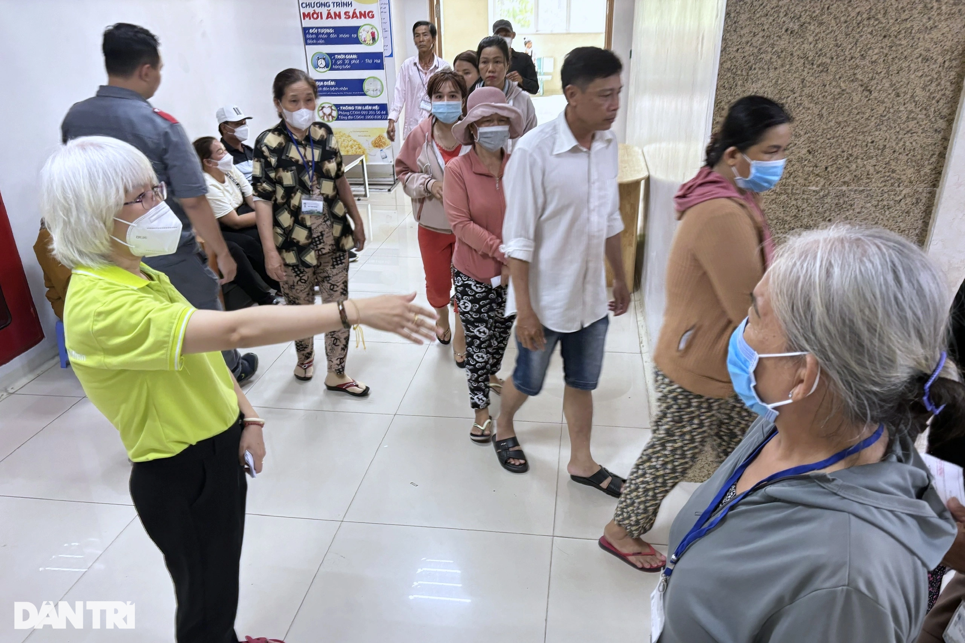 Cha bị đột quỵ, con gái 12 năm làm cô tiên của người bệnh hiểm nghèo - 1 Cha bị đột quỵ, con gái 12 năm làm cô tiên của người bệnh hiểm nghèo - 1