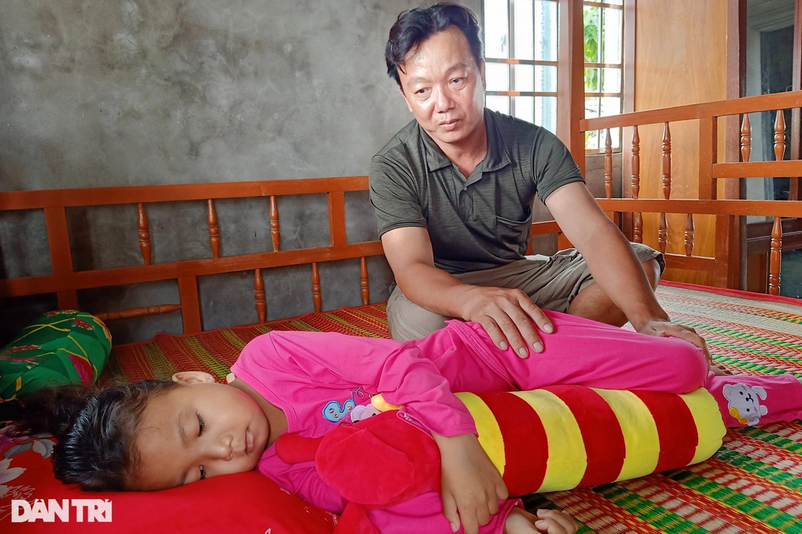 Suy thận giai đoạn cuối, bé gái chờ chết vì không có tiền điều trị - 5 Suy thận giai đoạn cuối, bé gái chờ chết vì không có tiền điều trị - 5