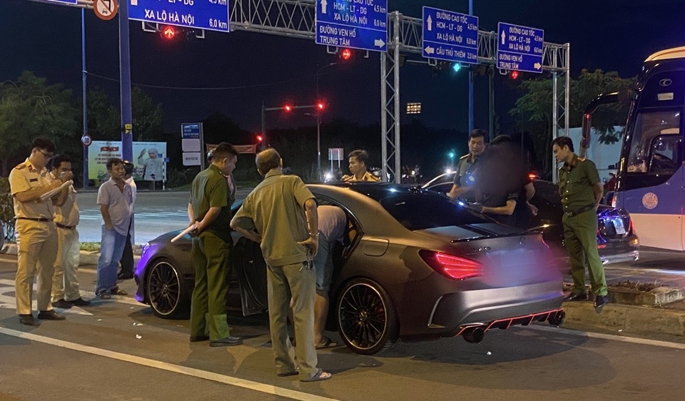 Thanh niên đi xe sang tông xe biển xanh - 1 Thanh niên đi xe sang tông xe biển xanh - 1
