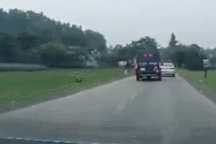 Vượt ẩu ở đường hẹp, xe khách gây tai nạn cho người đi đường