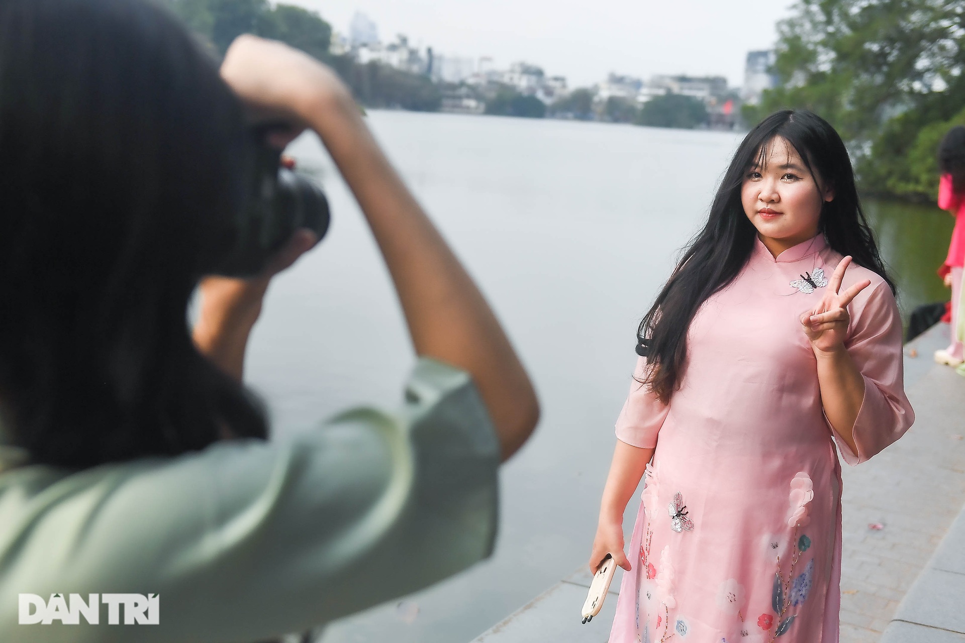 Hàng trăm nàng thơ xúng xính áo dài, chụp ảnh đông kín hồ Gươm - 7 Hàng trăm nàng thơ xúng xính áo dài, chụp ảnh đông kín hồ Gươm - 7