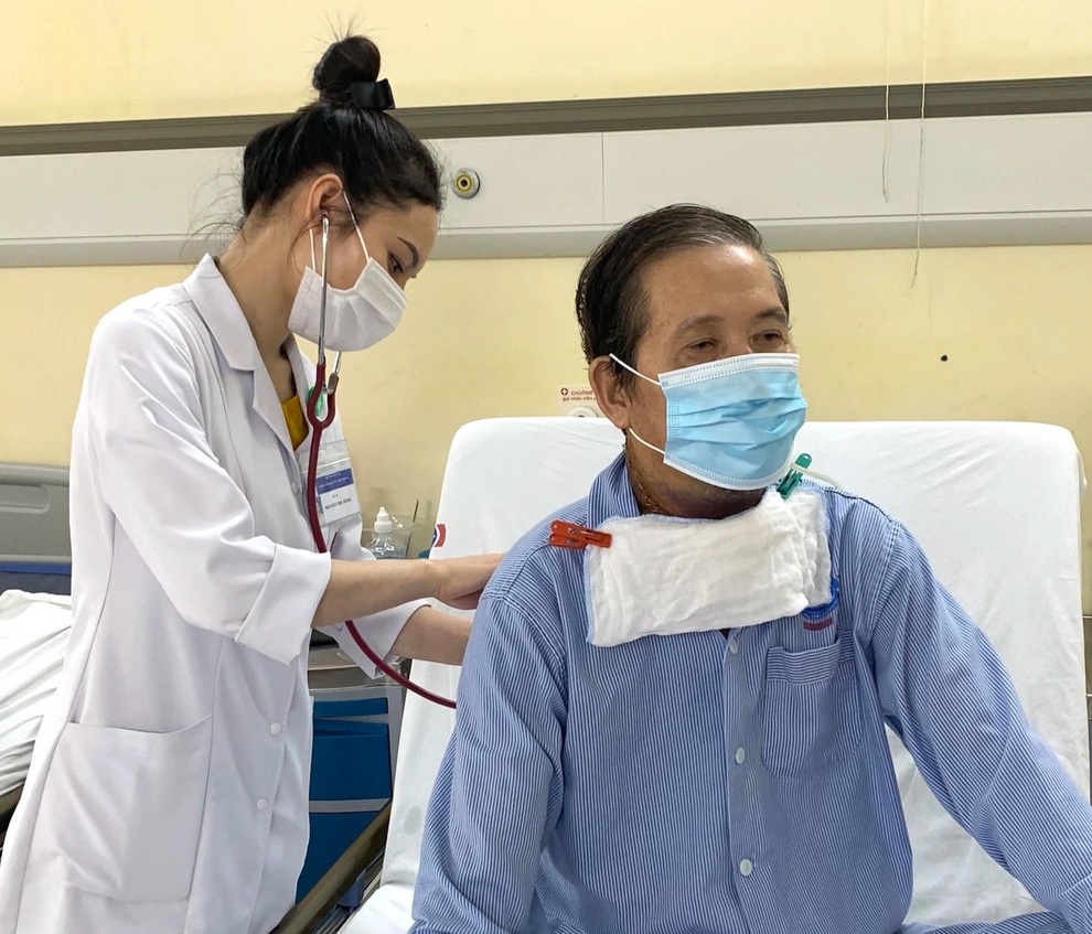 Phát hiện ung thư hạ họng giai đoạn cuối sau 2 tháng ho, sút cân nhanh - 1 Phát hiện ung thư hạ họng giai đoạn cuối sau 2 tháng ho, sút cân nhanh - 1