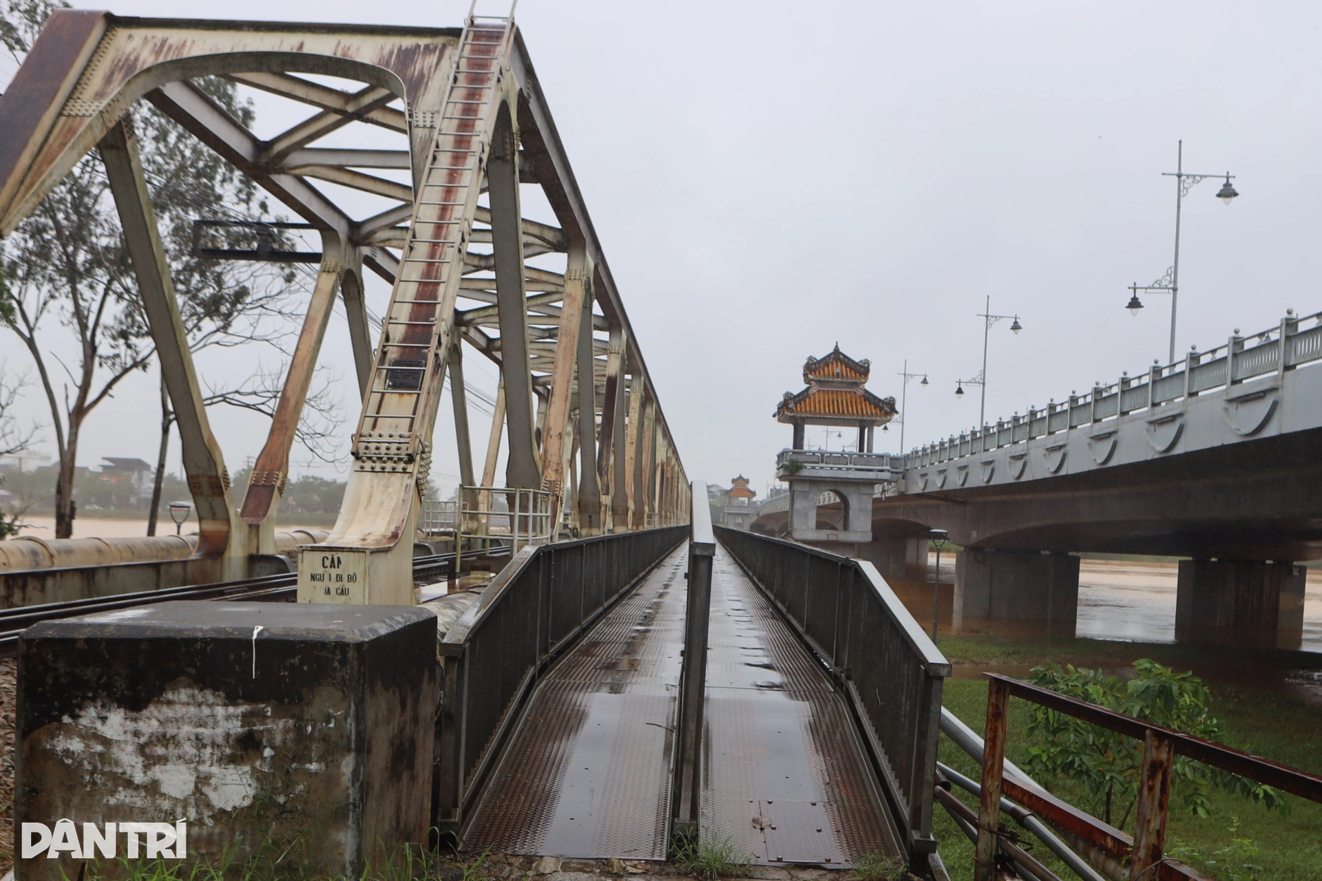 Cầu đường sắt qua sông Hương 3 lần liên tiếp chèn đá chống chọi lũ lớn - 13 Cầu đường sắt qua sông Hương 3 lần liên tiếp chèn đá chống chọi lũ lớn - 13
